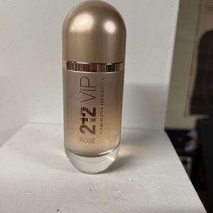 Carolina Herrera 212 VIP ROSÉ
Eau de Parfum
2.7fl oz